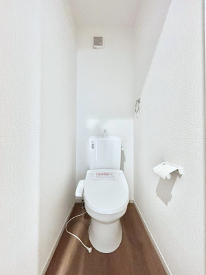 �g�C���@������3�������`Toilet�`�@�Y��E�X�b�L���E���K�ȃE�H�V�����b�g�t�g�C���ł��낰���Ԃł��B1�A2�K���Ƀg�C���X�y�[�X�I�̌������薾�邭�A���K��ԂƂȂ��Ă���܂��������g���ꏊ�����炱���̔z���ł��I