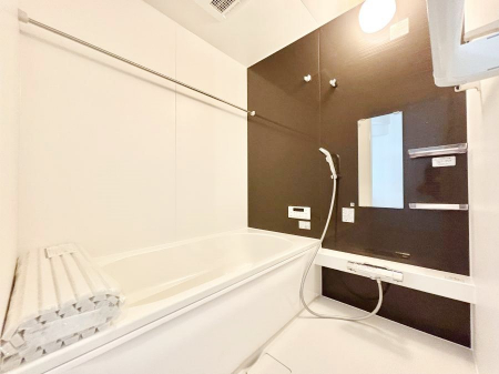 �����@�����`Bath Room�`�@�������Ƒ���L�΂��ē������邱�Ƃ��\�I����̔�������M�d�ȃo�X�^�C���ł��B���q�l�Ƃ��ꏏ�ł��\���ȍL���Ȃ̂ŁA���r���O�Ƃ͈�����Ƒ��c�R�̂ЂƎ������y���݂��������܂��B