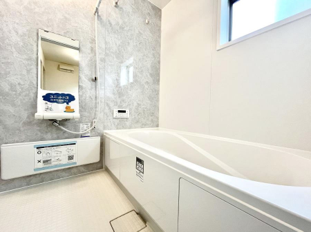 �����@�������P�������`Bath Room�`�@���t���̃o�X���[���́A�̌������薾�邭�C�����̗ǂ���Ԃł��B�������邱�ƂŁA���C�����ǍD�B������芰����o�X���[���ŁA�����̃o�X�^�C�����y���݂ɂȂ肻���ł��B