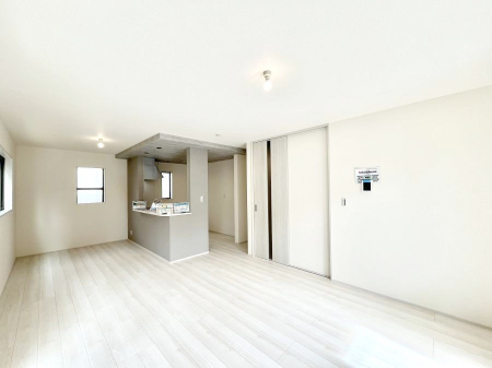 ���r���O�@�������P�������`Living�`�@�����ɂ݂͂�Ȃ��W���A�H���Ɗy������b���n�܂�B�b�ɖ����ɂȂ肷���āA��������Y��锼�߂��ɂȂ��Ă��܂��B����ȑ��̊Ԃ̍K�������������Ă����ꏊ�ł��肽���B   