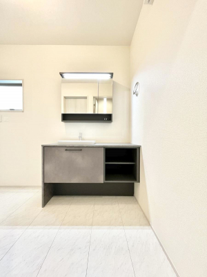 ���ʑ�E���ʏ��@�������P�������`Dressing Room�`�@�\���ȑ傫���̐��ʑ�͎��[�����鎖�Ȃ���A�g�����Ȃ݃`�F�b�N�⎕�����ȂǁA���̍Q�����������Ԃł��z�e�����C�N�ȃX�y�[�X�ŗ]�T�Ƃ�Ƃ�������Ē����܂��B