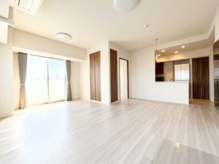 ���r���O�@�����`Living�`�@�O���̗��Ȃ��V���v���ł�������LDK�B�傫�ȑ�������������������ނ̂Ŏ��������邭�A�Ƒ��̌e���̏�Ƃ��ăs�b�^���ł��B�J�����Ɠ�������̗ǂ��𐥔񂲗����������I��CG���H��