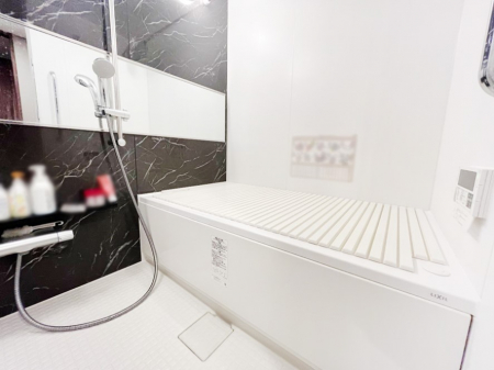 �����@�����`Bath Room�`�@����L�΂��ē������邱�Ƃ��\�I����̔�������M�d�ȃo�X�^�C���ł��B���q�l�Ƃ��ꏏ�ł��\���ȍL���Ȃ̂ŁA���r���O�Ƃ͈�����Ƒ��c�R�̂ЂƎ������y���݂��������܂��B