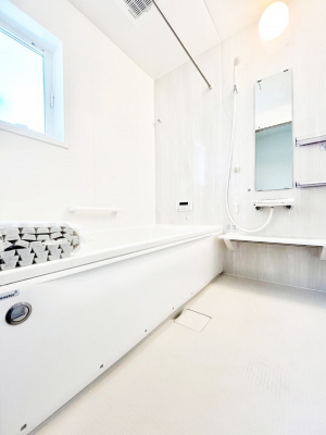 �����@�������S�������`Bath Room�`�@���t���̃o�X���[���́A�̌������薾�邭�C�����̗ǂ���Ԃł��B�������邱�ƂŁA���C�����ǍD�B������芰����o�X���[���ŁA�����̃o�X�^�C�����y���݂ɂȂ肻���ł��B