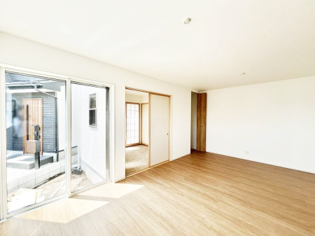 ���r���O�@�������S�������`Living�`�@�O���̗��Ȃ��V���v���ł�������LDK�B�傫�ȑ�������������������ނ̂Ŏ��������邭�A�Ƒ��̌e���̏�Ƃ��ăs�b�^���ł��B�J�����Ɠ�������̗ǂ��𐥔񂲗����������I