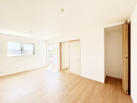 ���̑����ρ@�������S�������`Living�`�@�Ƒ��̐H����c���̂ق��A�q�ǂ���V�΂�����A�F�l���������肷��LDK�͏Z�܂��̒��S�B�����ԉ߂����ꏊ������A���̋�Ԃ͏Z�܂��S�̂̋��S�n�����E���܂��B