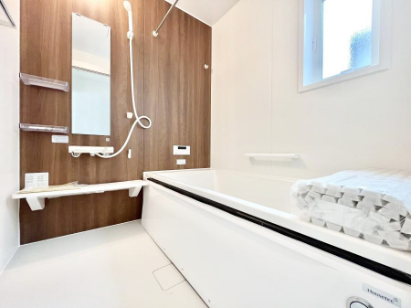 �����@�������U�������`Bath Room�`�@���t���̃o�X���[���́A�̌������薾�邭�C�����̗ǂ���Ԃł��B�������邱�ƂŁA���C�����ǍD�B������芰����o�X���[���ŁA�����̃o�X�^�C�����y���݂ɂȂ肻���ł��B