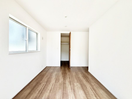 ���̑����ρ@�������U�������`Bed Room�`  �S�����ɂ͎��[�N���[�[�b�g�������I���i�g���̂��m���⏬���͂������A�G�ߕ��̂��m���Ȃǂ���������Ɛ������ڂ����܂������܂��B  ������Ԃ��L���g�p�ł��܂��ˁB