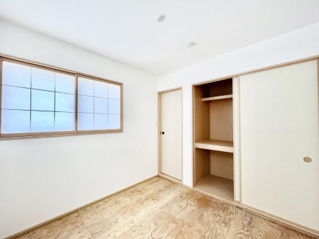 ���̑����ρ@�������U�������`Japanese Room�`�@LDK�אڂ̘a���́A�A�C���������Ȃǉ��l�̉Ǝ��X�y�[�X�Ƃ��āA�܂������Ȃ��q�l�̂��邲�ƒ�ł͂����Q�₨�ނւ��̏�Ƃ��Ă����p���������܂��B