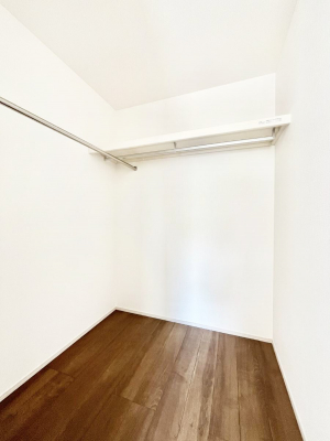 ���̑��@�������U�������`Walk-in Closet�`�@��������̗m���������Ă��V���ɂȂ�ɂ����E�H�[�N�C���N���[�[�b�g�B�m���ȊO�ɂ��A���i�g��Ȃ��Ɠd��X�[�c�P�[�X�A�X�g�b�N�i�Ȃǉ��ł��Еt����������Ԃł��B