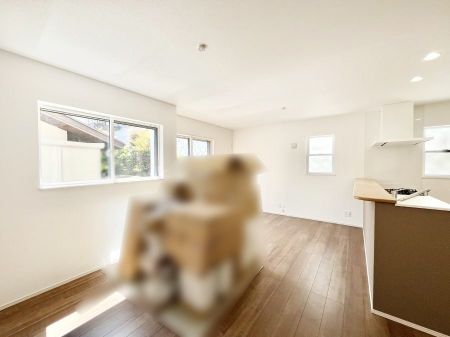 ���r���O�@�������U�������`Living�`  �L���ȗz�������̏ꏊ���Ƃ炵�����B  �����邱�̋�Ԃ݂͂�Ȃ̏Ί炪�W���ꏊ�A����Y��A���邱�Ƃ̂Ȃ����킢���Ȃ���b���y���ގ��ԁA��������̎v�����Ԃ���ꏊ�B