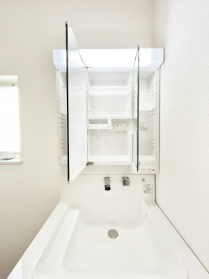 ���̑����ρ@�O�ʋ��̗��ɁA���ϕi��q���p�i�Ȃǂ����[�\�B���ʑ����������ƕۂ��܂��I