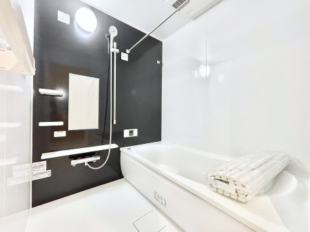 �����@�����`Bath Room�`�@�������������͋C�̗����Ŗ����Ɍ����ă��t���b�V���B���������@�\���t���Ă���̂ŗׂ̐���@�u����Ő􂢏オ�������󕨂��A�J�̓����V�C���C�ɂ������������邱�Ƃ��\�ł��B