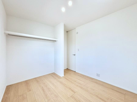 �q�������@�����`Bed Room�`�@�q�������͂��q�l�ɂƂ��đ�Ϗd�Ȗ���������܂��B�q����l�ŉ߂�����Ԃ�^���邱�ƂŁA�h���׋����Ԃ����R�Ƒ����܂����畔���̕Еt����|���Ȃǂ��������ƂɌq����܂��B