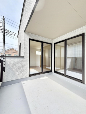 �o���R�j�[�@�����`Balcony�`�@������̃o���R�j�[�̑O�ɂ͉_�ȊO�ɑ��z���Ղ���̂�����܂���B�����󕨂������₷���A����薾�邭�C�����̂������������Ă��܂��B�g���₷���J���I�ȃo���R�j�[�ł���