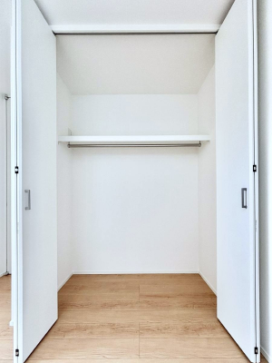 ���[�@�����`Closet�`�@�ǖʃN���[�[�b�g������΃^���X��u���K�v���Ȃ��A�o������̂Ȃ��X�b�L����Ԃ��ێ��ł��܂��B����ꂽ�X�y�[�X��L���Ɋ��p�ł������B�G�߂̈ߗނ��̕i�Ȃǂ����Ղ���[�o���܂��ˁ�