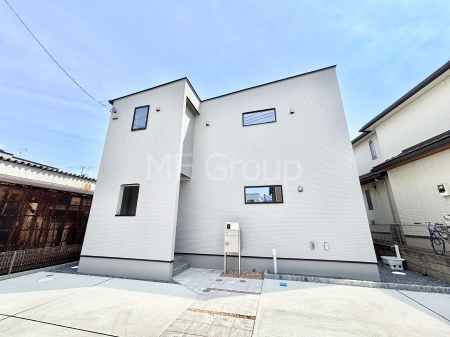 ���n�O�ώʐ^�@�O�ρ`Exterior�`  �ՐÂȏZ��n�Ŏq��ĉƑ��Ƀs�b�^���B  �����̂��U�������K�ȗ΂Ɍb�܂ꂽ�G���A�ŁA���R�ɕ�܂ꂽ���₩�ȕ�炵���������邽�߂́A��Ƃ肠��Z���������Ă��܂��B