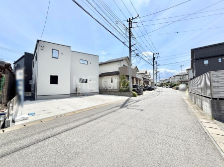 ���n�O�ώʐ^�@�O�ρ`Exterior�`�@�O�ʓ��H�F�쐼 6m �����@�O�ʓ��H�͊ՐÂȏZ��n���͂���Ԓʂ�̏��Ȃ����H�B���Ԃ̏o��������炭�炭�ł��I���s���_�E���n���w�̂���]�́A���C�y�ɂ��₢���킹���������I