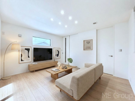 ���r���O�@�����`Living�`�@�Ƒ��̉�b��Ί炪�s���������r���O�ł��B�q���������Ă�p�����Ȃ���A�傫�ȃ\�t�@��_�C�j���O�e�[�u���ł������H���������肭�났�����􂻂�Ȗ������������Ԃł��I���Ƌ��CG�ł�