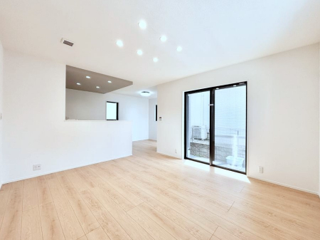 ���r���O�@�����`Living�`�@�O���̗��Ȃ��V���v���ł�������LDK�B�傫�ȑ�������������������ނ̂Ŏ��������邭�A�Ƒ��̌e���̏�Ƃ��ăs�b�^���ł��B�J�����Ɠ�������̗ǂ��𐥔񂲗����������I