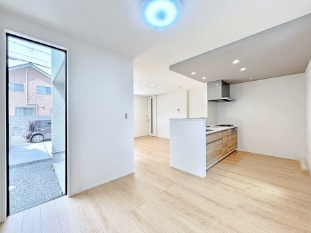 ���̑����ρ@�����`Living�`�@�Ƒ��̐H����c���̂ق��A�q�ǂ���V�΂�����A�F�l���������肷��LDK�͏Z�܂��̒��S�B�����ԉ߂����ꏊ������A���̋�Ԃ͏Z�܂��S�̂̋��S�n�����E���܂��B