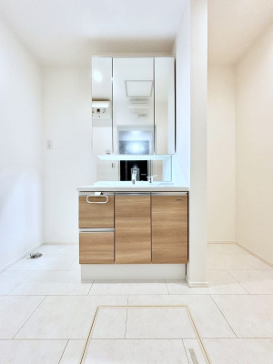 ���ʑ�E���ʏ��@�����`Dressing Room�`�@�\���ȑ傫���̐��ʑ�͎��[�����鎖�Ȃ���A�g�����Ȃ݃`�F�b�N�⎕�����ȂǁA���̍Q�����������Ԃł��z�e�����C�N�ȃX�y�[�X�ŗ]�T�Ƃ�Ƃ�������Ē����܂��B