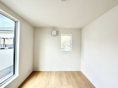 �q�������@�������Q�������`Bed Room�`�@�q�������͂��q�l�ɂƂ��đ�Ϗd�Ȗ���������܂��B�q����l�ŉ߂�����Ԃ�^���邱�ƂŁA�h���׋����Ԃ����R�Ƒ����܂����畔���̕Еt����|���Ȃǂ��������ƂɌq����܂��B