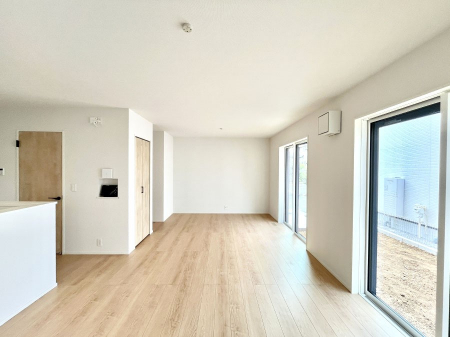 ���r���O�@�������Q�������`Living�`�@�O���̗��Ȃ��V���v���ł�������LDK�B�傫�ȑ�������������������ނ̂Ŏ��������邭�A�Ƒ��̌e���̏�Ƃ��ăs�b�^���ł��B�J�����Ɠ�������̗ǂ��𐥔񂲗����������I