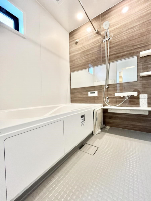 �����@�������Q�������`Bath Room�`�@����L�΂��ē������邱�Ƃ��\�I����̔�������M�d�ȃo�X�^�C���ł��B���q�l�Ƃ��ꏏ�ł��\���ȍL���Ȃ̂ŁA���r���O�Ƃ͈�����Ƒ��c�R�̂ЂƎ������y���݂��������܂��B