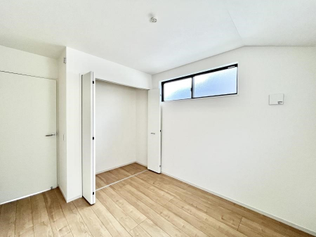 �Q���@�������Q�������`Bed Room�`  �S�����ɂ͎��[�N���[�[�b�g�������I���i�g���̂��m���⏬���͂������A�G�ߕ��̂��m���Ȃǂ���������Ɛ������ڂ����܂������܂��B  ������Ԃ��L���g�p�ł��܂��ˁB