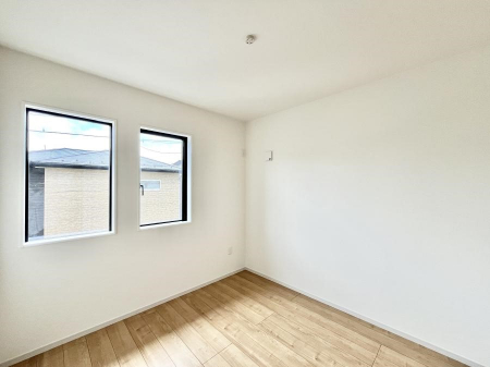 �q�������@�������Q�������`Bed Room�`�@�q�������͂��q�l�ɂƂ��đ�Ϗd�Ȗ���������܂��B�q����l�ŉ߂�����Ԃ�^���邱�ƂŁA�h���׋����Ԃ����R�Ƒ����܂����畔���̕Еt����|���Ȃǂ��������ƂɌq����܂��B
