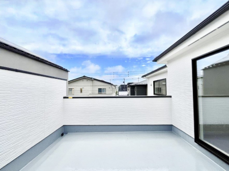 �o���R�j�[�@�������Q�������`Balcony�`  �傫�ȋ�Ɉ͂܂ꂽ�C�����̂����ƁB  �o���R�j�[��`�������ň��|�I�ȊJ�����ɕ�܂�܂��B  �o���R�j�[�͗z���������݂��z�c����󕨂��C�����悭�������Ƃ��ł��܂��B