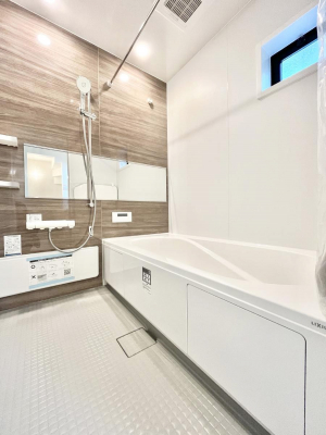 �����@�������P�������`Bath Room�`�@����L�΂��ē������邱�Ƃ��\�I����̔�������M�d�ȃo�X�^�C���ł��B���q�l�Ƃ��ꏏ�ł��\���ȍL���Ȃ̂ŁA���r���O�Ƃ͈�����Ƒ��c�R�̂ЂƎ������y���݂��������܂��B