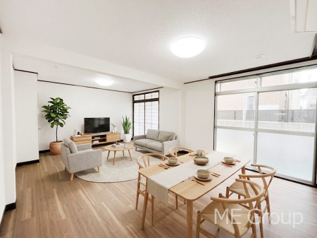 ���r���O�@�����`Living�`�@�Ƒ��̉�b��Ί炪�s���������r���O�ł��B�q���������Ă�p�����Ȃ���A�傫�ȃ\�t�@��_�C�j���O�e�[�u���ł������H���������肭�났�����􂻂�Ȗ������������Ԃł��I���Ƌ��CG�ł�