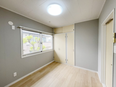 �Q���@�����`Bed Room�`�@�������������̂��ˌ��Ẵ����b�g�ł��B���Ƒ������������ƂŎ苷�Ɋ����Ă����Z�܂����ˌ��Ăł͊e�����v���C�o�V�[��ۂ��Ƃ��ł��܂��B�Z�܂��ɂ�Ƃ肪���܂�S�������b�N�X�ł��܂���