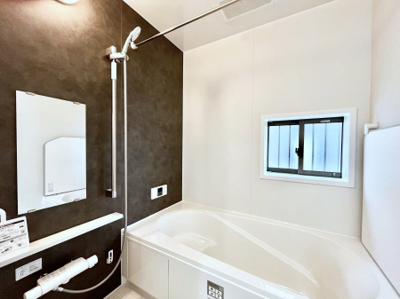�����@������C�������`Bath Room�`�@���t���̃o�X���[���́A�̌������薾�邭�C�����̗ǂ���Ԃł��B�������邱�ƂŁA���C�����ǍD�B������芰����o�X���[���ŁA�����̃o�X�^�C�����y���݂ɂȂ肻���ł��B