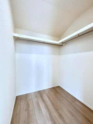 ���̑��@������C�������`Walk-in Closet�`�@��������̗m���������Ă��V���ɂȂ�ɂ����E�H�[�N�C���N���[�[�b�g�B�m���ȊO�ɂ��A���i�g��Ȃ��Ɠd��X�[�c�P�[�X�A�X�g�b�N�i�Ȃǉ��ł��Еt����������Ԃł��B