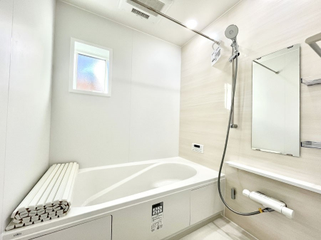 �����@�����`Bath Room�`�@�������������͋C�̗����Ŗ����Ɍ����ă��t���b�V���B���������@�\���t���Ă���̂ŗׂ̐���@�u����Ő􂢏オ�������󕨂��A�J�̓����V�C���C�ɂ������������邱�Ƃ��\�ł��B