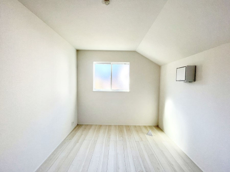 �q�������@�����`Bed Room�`�@�q�������͂��q�l�ɂƂ��đ�Ϗd�Ȗ���������܂��B�q����l�ŉ߂�����Ԃ�^���邱�ƂŁA�h���׋����Ԃ����R�Ƒ����܂����畔���̕Еt����|���Ȃǂ��������ƂɌq����܂��B