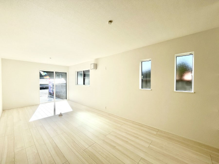 ���̑����ρ@�����`Living�`�@�Ƒ��̐H����c���̂ق��A�q�ǂ���V�΂�����A�F�l���������肷��LDK�͏Z�܂��̒��S�B�����ԉ߂����ꏊ������A���̋�Ԃ͏Z�܂��S�̂̋��S�n�����E���܂��B