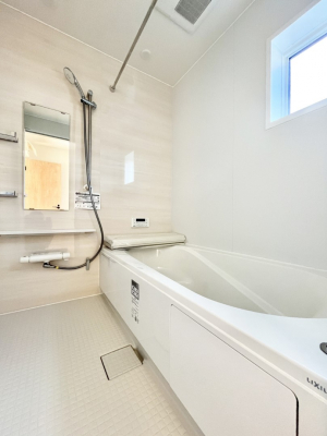 �����@�����`Bath Room�`�@���t���̃o�X���[���́A�̌������薾�邭�C�����̗ǂ���Ԃł��B�������邱�ƂŁA���C�����ǍD�B������芰����o�X���[���ŁA�����̃o�X�^�C�����y���݂ɂȂ肻���ł��B