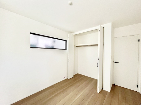 �Q���@�������P�������`Bed Room�`  �S�����ɂ͎��[�N���[�[�b�g�������I���i�g���̂��m���⏬���͂������A�G�ߕ��̂��m���Ȃǂ���������Ɛ������ڂ����܂������܂��B  ������Ԃ��L���g�p�ł��܂��ˁB