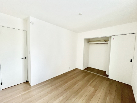 �q�������@�������P�������`Bed Room�`�@�q�������͂��q�l�ɂƂ��đ�Ϗd�Ȗ���������܂��B�q����l�ŉ߂�����Ԃ�^���邱�ƂŁA�h���׋����Ԃ����R�Ƒ����܂����畔���̕Еt����|���Ȃǂ��������ƂɌq����܂��B
