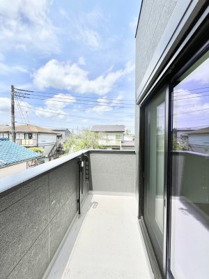 �o���R�j�[�@�������P�������`Balcony�`�@�傫�ȋ�Ɉ͂܂ꂽ�C�����̂����ƁB�o���R�j�[��`�������ň��|�I�ȊJ�����ɕ�܂�܂��B�o���R�j�[�͗z���������݂��z�c����󕨂��C�����悭�������Ƃ��ł��܂��B