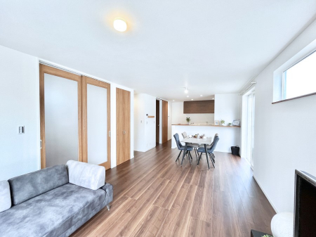 ���r���O�@���Ƒ��̓��₩�Șb�����ŕ�܂�閾�邢���r���O