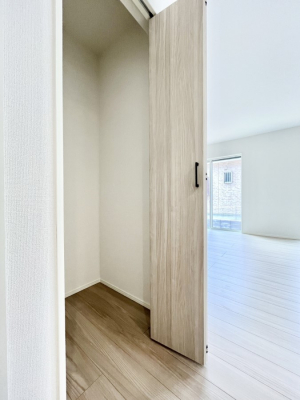 ���[�@�������R�������`Storage�`�@���������̎��[�ɂ͍S��܂����B���r���O�ɐ݂������[�B�����ł��󂢂Ă���X�y�[�X�����[�ɂ��邱�ƂŁA���ʂ̂Ȃ���Ԃ����o���Ă���܂��B���ו����������ɂ����S�ł��B