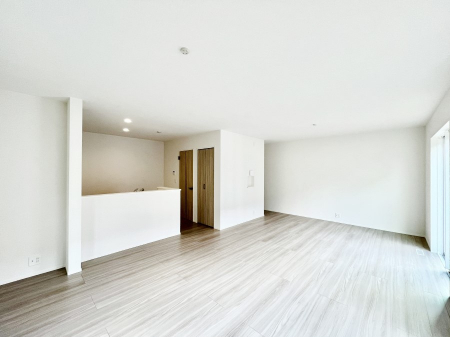 ���r���O�@�������R�������`Living�`�@�Ƒ��̐H����c���̂ق��A�q�ǂ���V�΂�����A�F�l���������肷��LDK�͏Z�܂��̒��S�B�����ԉ߂����ꏊ������A���̋�Ԃ͏Z�܂��S�̂̋��S�n�����E���܂��B