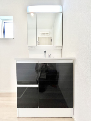 ���ʑ�E���ʏ��@�������R�������`Dressing Room�`  ����������F�����œ��ꂳ��Ă���ƁA�X�b�L���Ɛ�������ۂ������܂��B���̗��ɂ͂����Ղ�Ǝ��[�X�y�[�X��W�������I�����́A�V���v�����@�\�����d�����āB