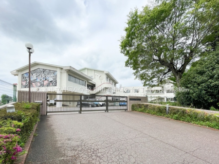 ���ӊ��@���w�Z 880m �l�X���s���g�����w�Z