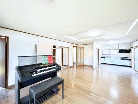 ���r���O�@�Ƒ��c���̎��Ԃ����������Ȃ��났�̃��r���O�_�C�j���O�B�s�A�m�P���\��B